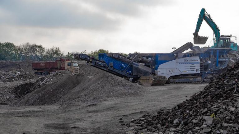 Higher performance and quality in recycling – the MOBIREX MR 110 Z EVO2 impresses with alternating applications