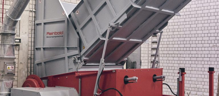 Shredder with Lifting System for Quick Loading and High Throughput