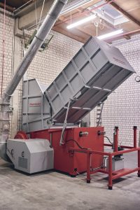 Shredder-with-Lifting-System-for-Quick-Loading-and-High-Throughput-kopie