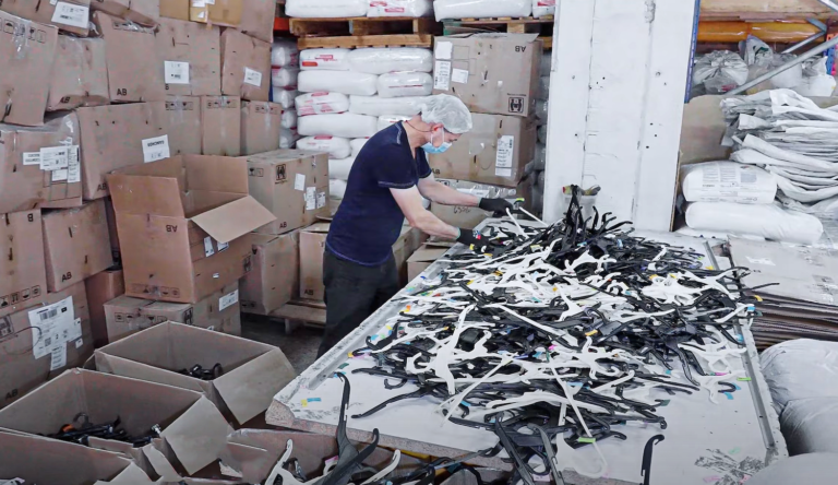 More Autonomy Through Clothes Hanger Recycling: Plásticos Ojara in Colombia
