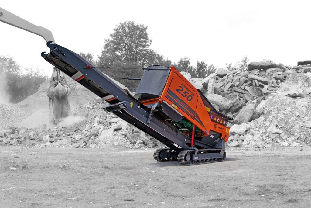 Over the past few years, ARJES has already delivered approx. 1,500 units of the IMPAKTOR 250 mobile twin-shaft shredder and has made a genuine name for itself in the global recycling industry with this successful model.