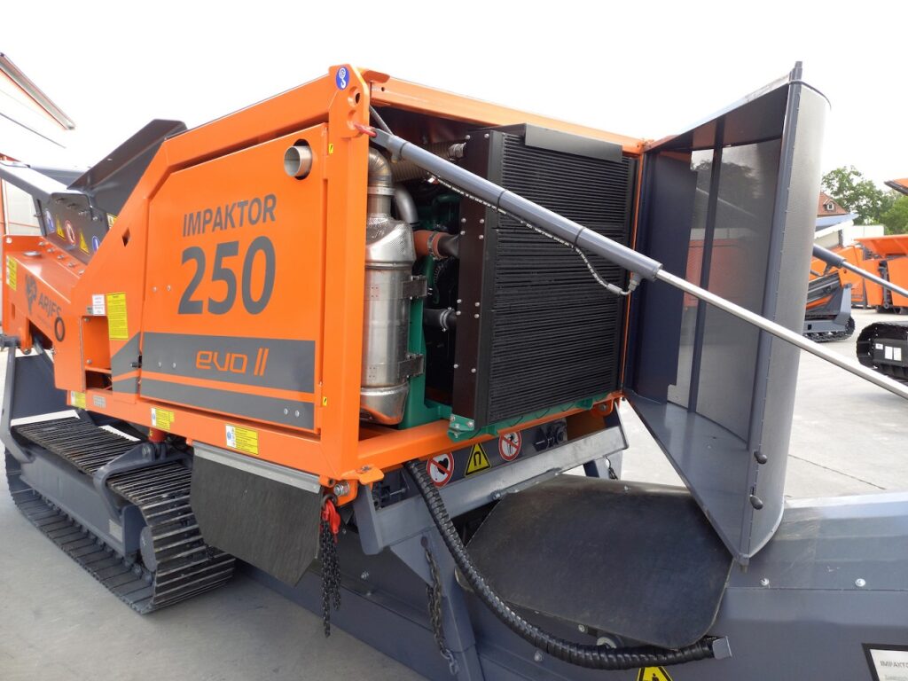 Over the past few years, ARJES has already delivered approx. 1,500 units of the IMPAKTOR 250 mobile twin-shaft shredder and has made a genuine name for itself in the global recycling industry with this successful model.