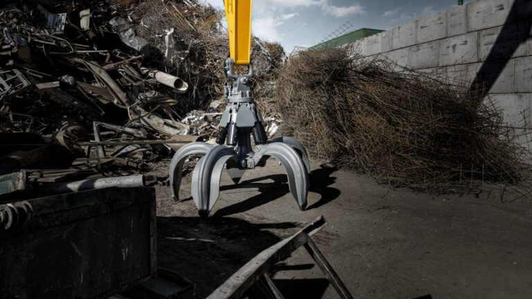 Smart Equipment Solutions: Liebherr Presents New Multi-Tine Grab