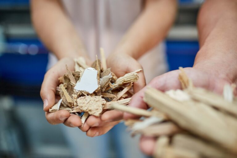 TOMRA’s Wood Sorting Technology Enables Europe’s Third-Largest Panelboard Producer to Manufacture Premium Panelboards With Increased Recycled Content.