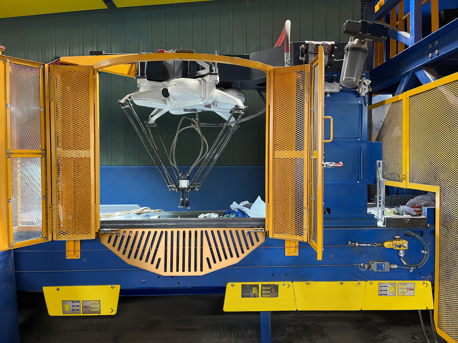 Sort Smarter, Not Bigger: MACHINEX Introduces the New Compact SamurAI® Optima™ Sorting Robot