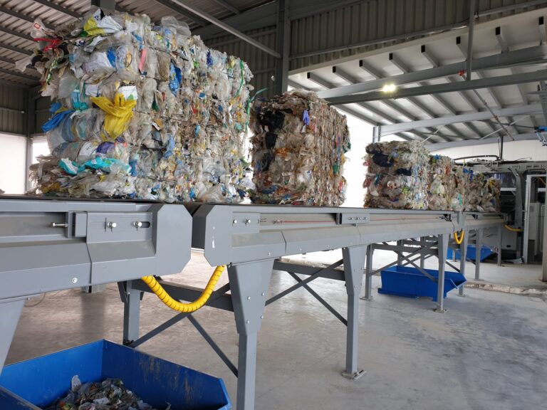 Many Bales Many Materials – A Smooth and Reliable Infeeding By Cross Wrap