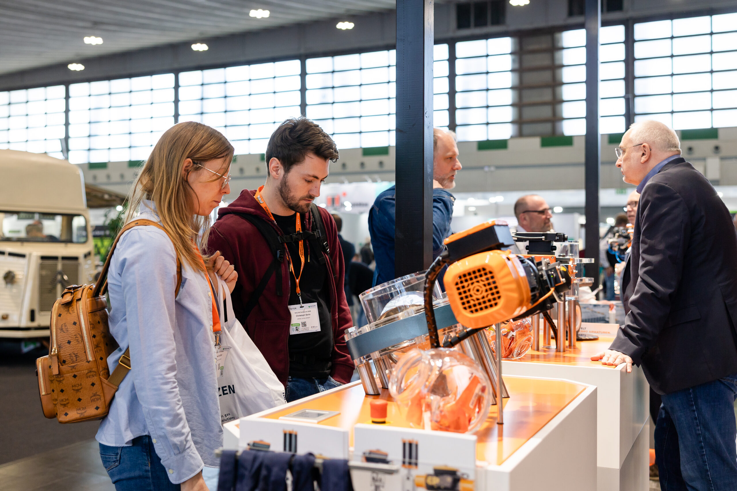 Visitors at the SOLIDS & RECYCLING-TECHNIK Dortmund trade fair examining bulk material handling equipment