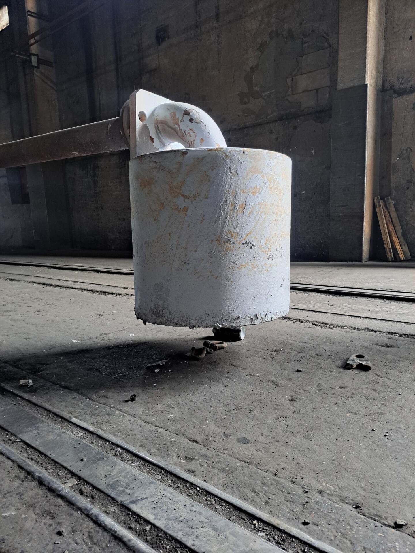 BAS Furnace Magnet in operation at an aluminium plant, lifting collected ferrous pieces out of the furnace