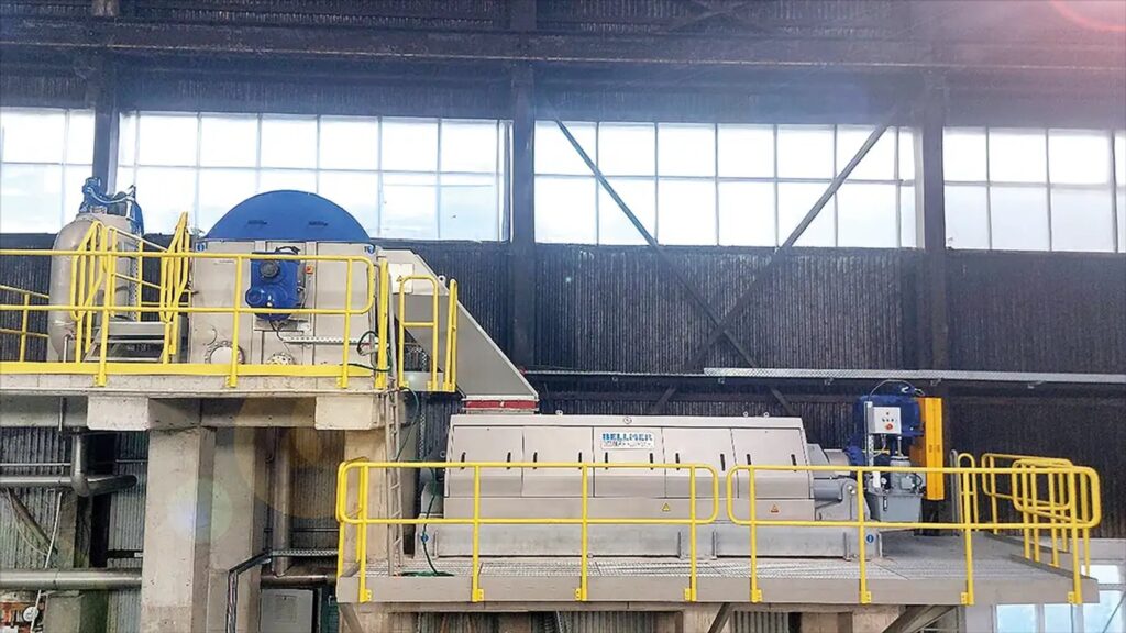 Fibre stock dewatering line with disc thickener and screw press at a waste paper recycling plant